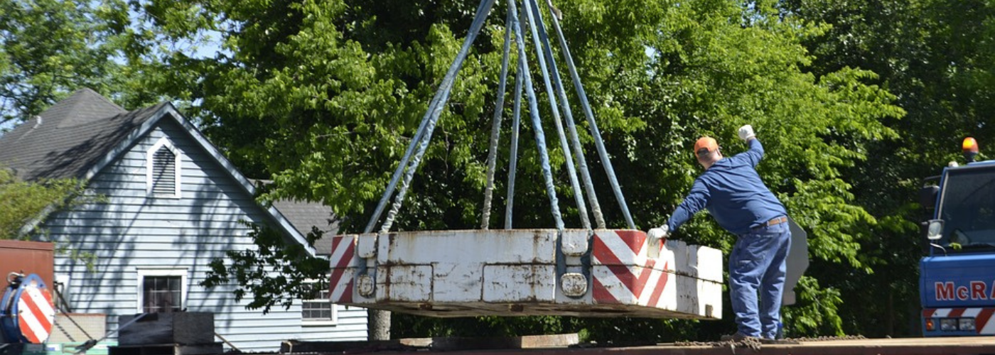 homme travaillant avec grue le dos courbé